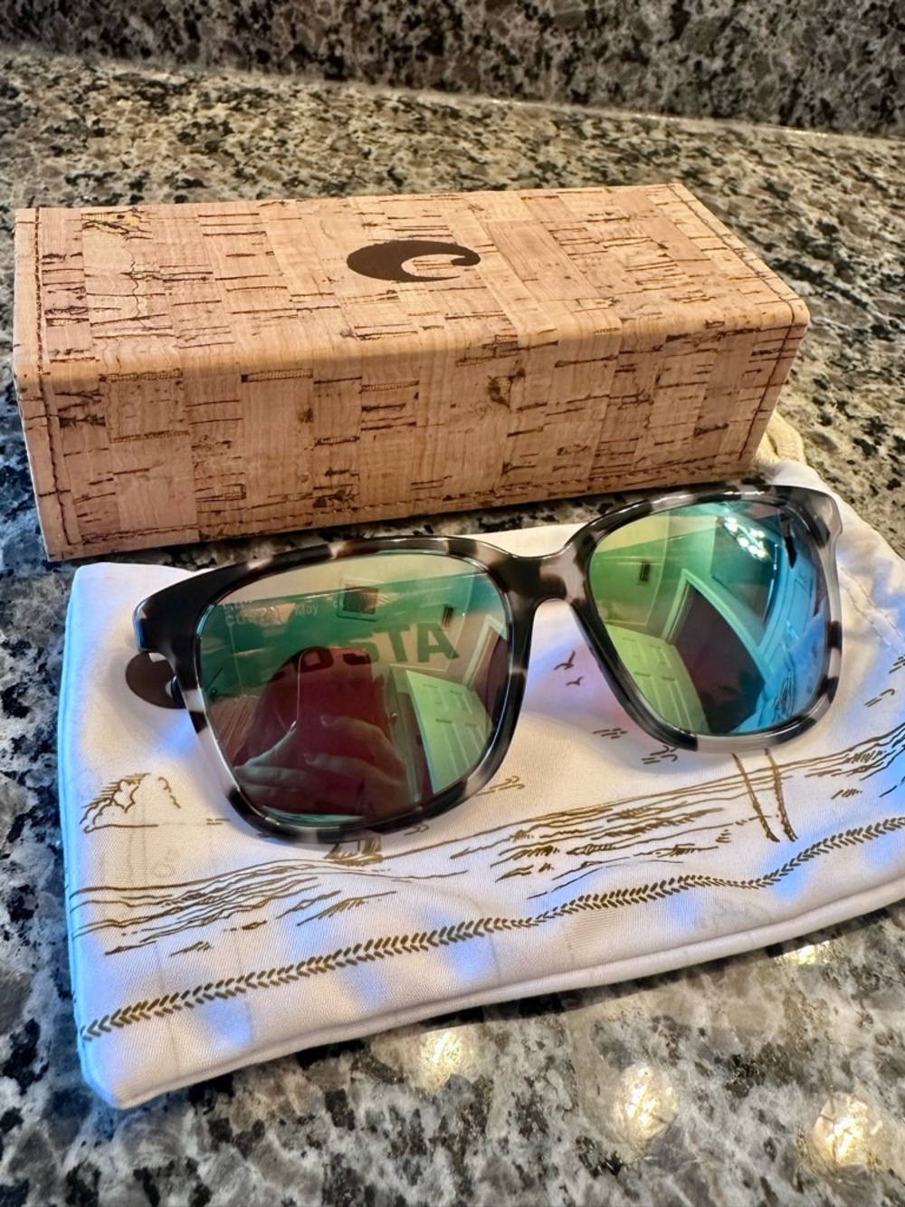 Costa polarized Green Mirrored Lens Sunglasses with Tortoiseshell Frame